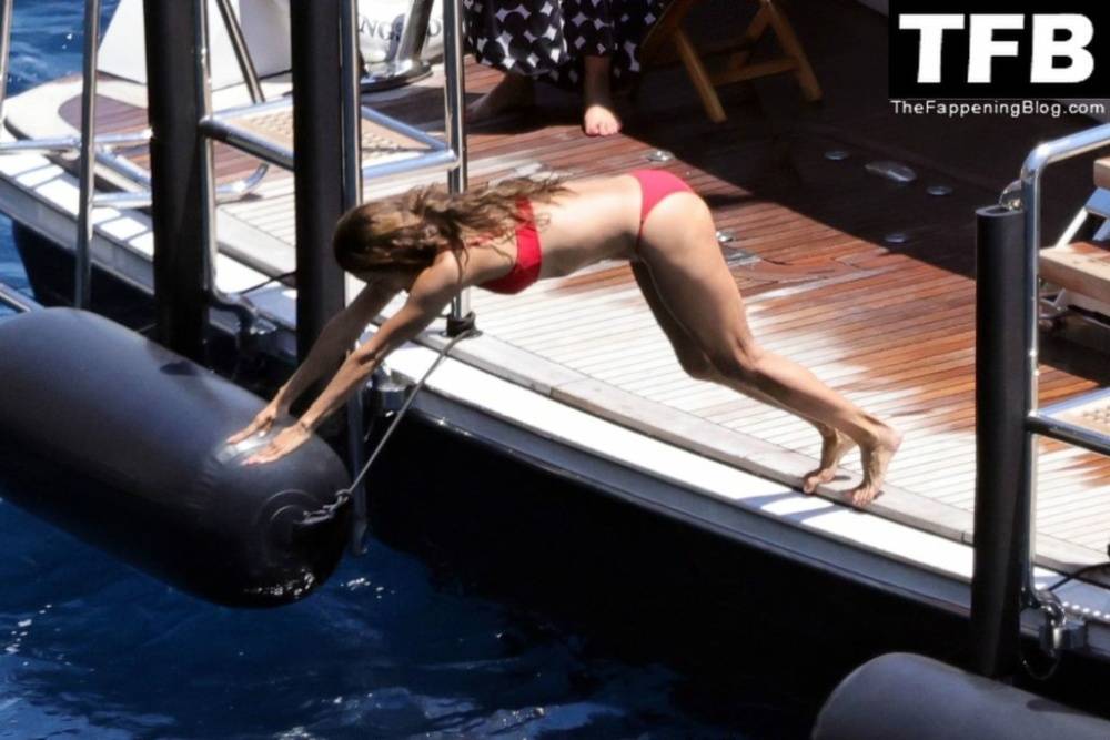 Eva Longoria Showcases Her Stunning Figure and Ass Crack in a Red Bikini on Holiday in Capri | Photo: 61165