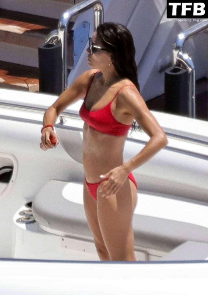 Eva Longoria Showcases Her Stunning Figure and Ass Crack in a Red Bikini on Holiday in Capri | Photo: 61038