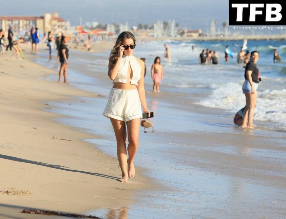 Renee Ash Flaunts Her Sexy Tits & Legs in Hermosa Beach | Photo: 61239