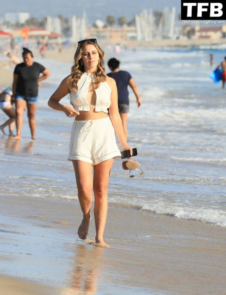 Renee Ash Flaunts Her Sexy Tits & Legs in Hermosa Beach | Photo: 61188
