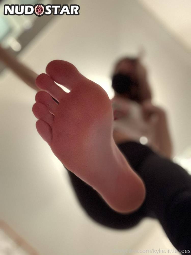 Kylie Little Toes Leaks | Photo: 1851173