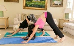 Hot lesbians Mercedes Carrera & Cameron Dee have sex after a yoga session - #main