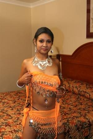 Indian female Dipti flashing her ass and nipples in her bedroom | Photo: 54160