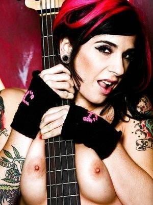 Milf babe Joanna Angel shows her big tits and hairy pussy | Photo: 73447