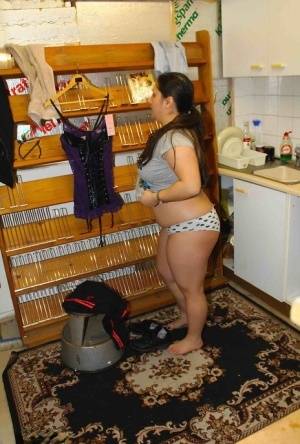 Fat amateur Kimberly Scott changes into lingerie inside a XXX store | Photo: 95788