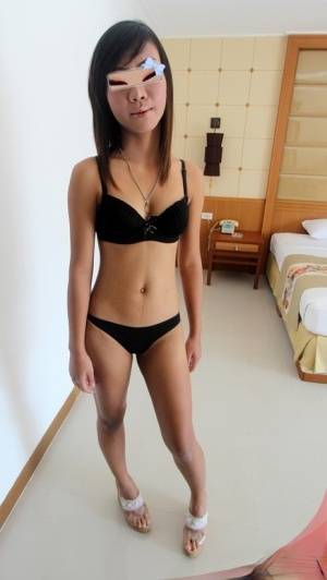 Skinny & lonely Pattaya beerbar girl offers up sexual favors for white - #main