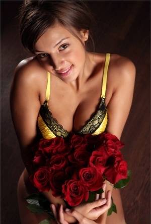 Glamour model gets totally naked while covered in long stem roses on galphoto.com