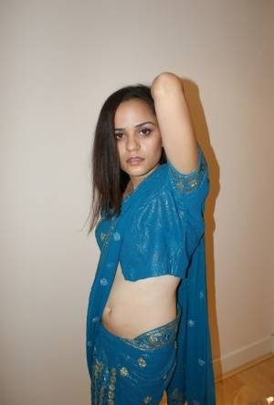 Indian solo girl removes her saree and bra to show off her small boobs - India on www.galphoto.com