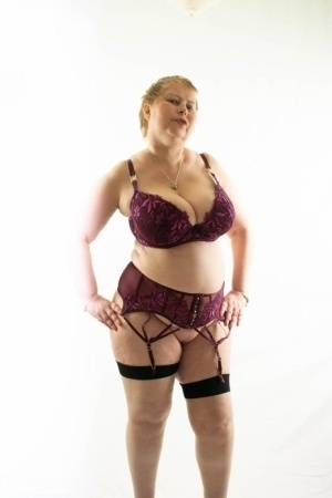 Older plumper Posh Sophia looses her large boobs from a brassiere on galphoto.com