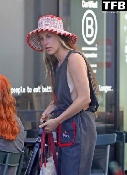 Braless Scout Willis Runs Into Friends While Heading to the Grocery Store on galphoto.com